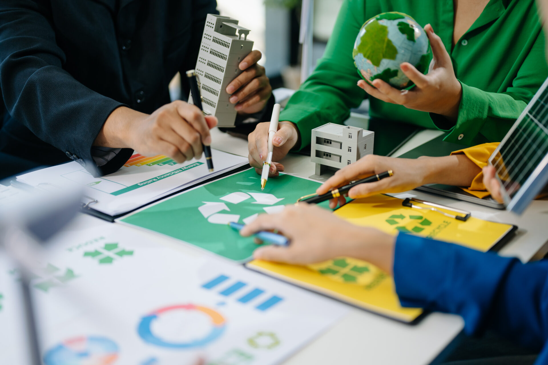 Green business company and Solar Energy Environment city Concept Economía circular en la construcción